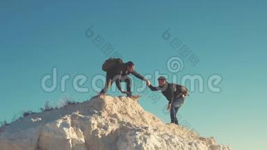 攀爬帮助队友攀爬，拿着背包的人伸出一只帮助他的朋友的手。 帮助朋友